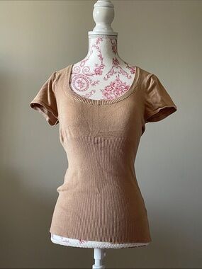 Women’s Scoop Neck Short Sleeve Top in Camel/Tan